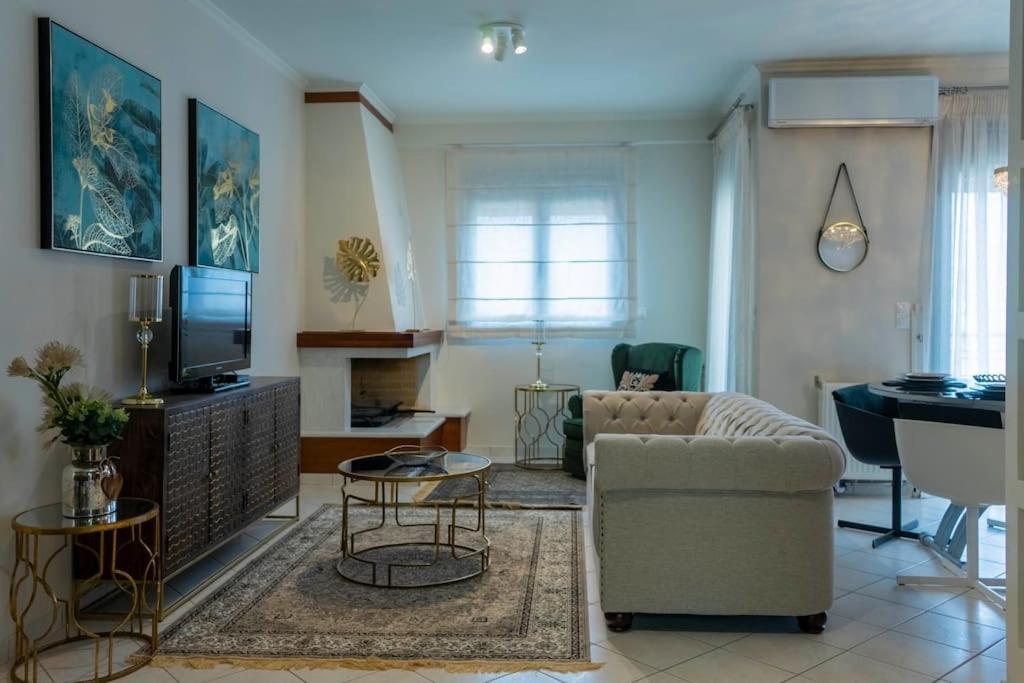 Christine's Golden At Ioannina's Center